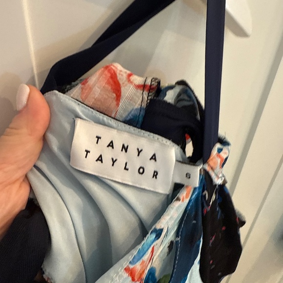 Dress - Picture 6 of 6